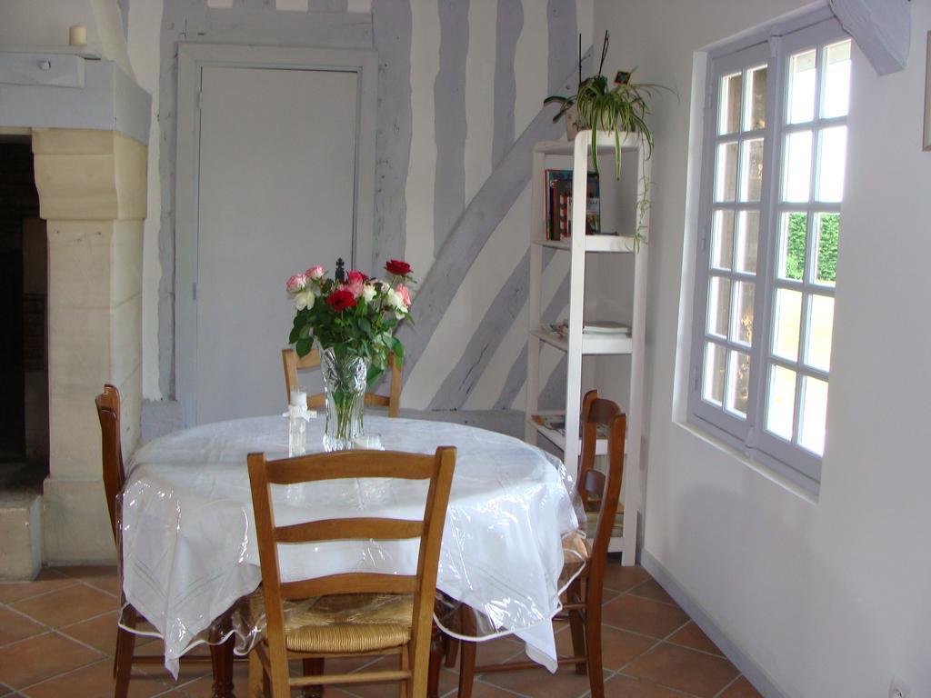 Le Vieux Castel Bed & Breakfast Goustranville Bagian luar foto
