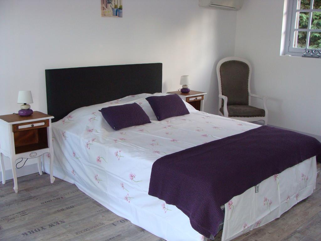 Le Vieux Castel Bed & Breakfast Goustranville Ruang foto