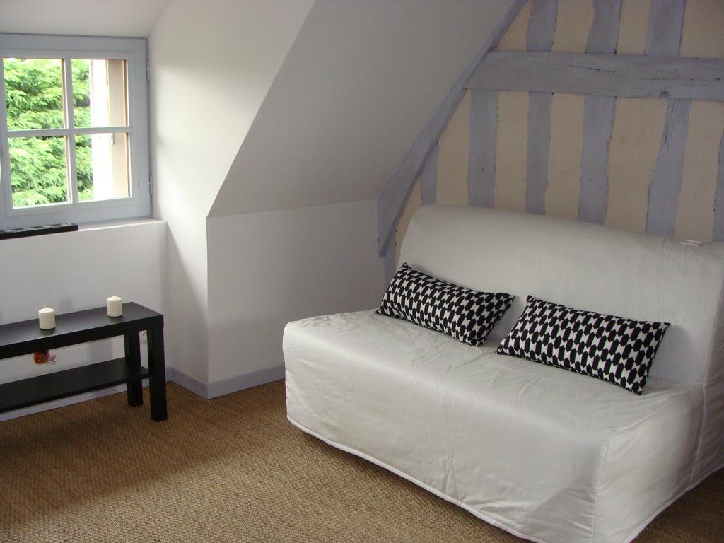 Le Vieux Castel Bed & Breakfast Goustranville Ruang foto
