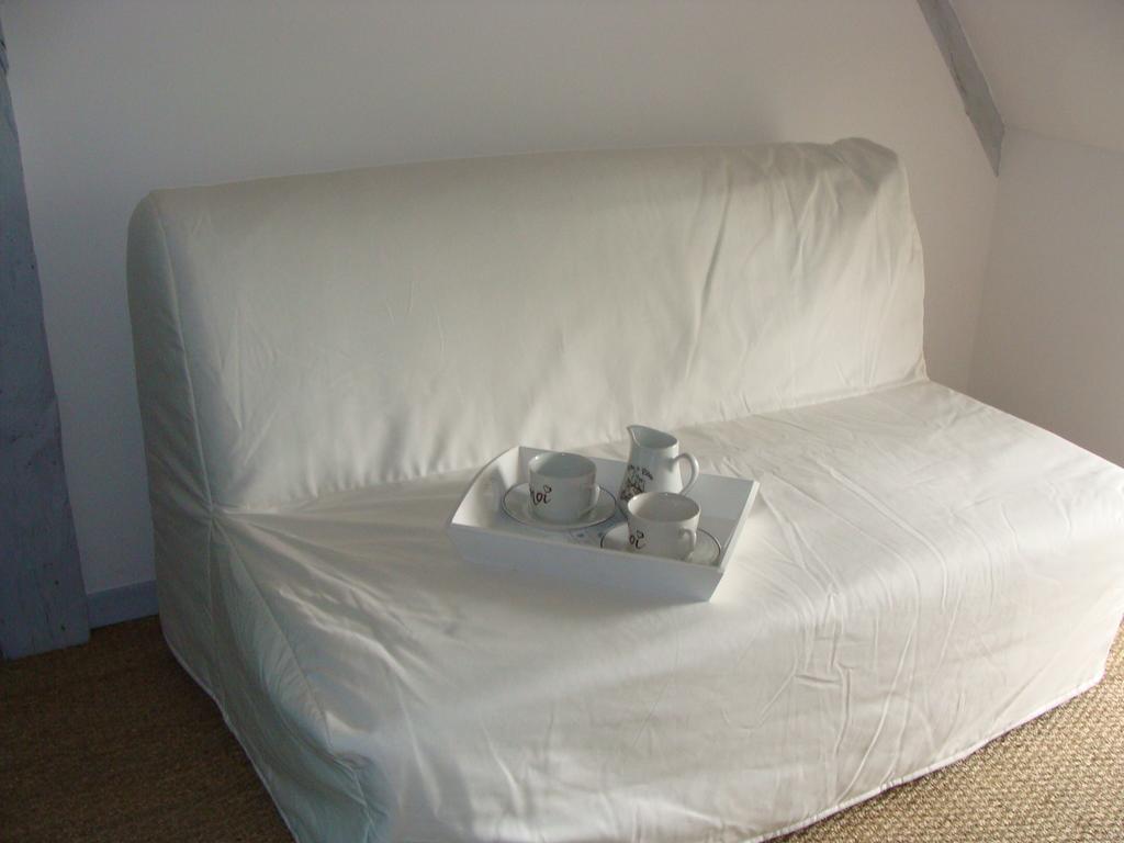 Le Vieux Castel Bed & Breakfast Goustranville Ruang foto