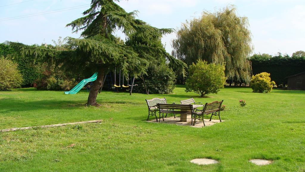 Le Vieux Castel Bed & Breakfast Goustranville Bagian luar foto